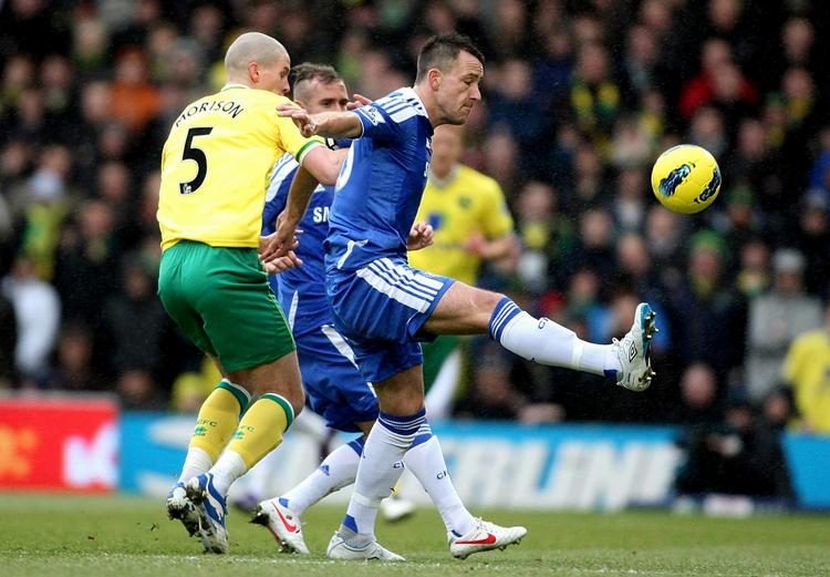 Skadet. John Terry (t.h.) går glip af en lang række vigtige kampe i den kommende tid - og måske har han en ny træner i Chelsea, når han er klar igen. 