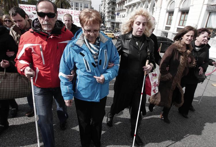 OPRØR. En gruppe blinde grækere gik i dag på gaden i Athen i protest mod de neskæringer, som grækerne står over for. Både græske virksomheder og borgerne kommer til at tabe på krisen. 