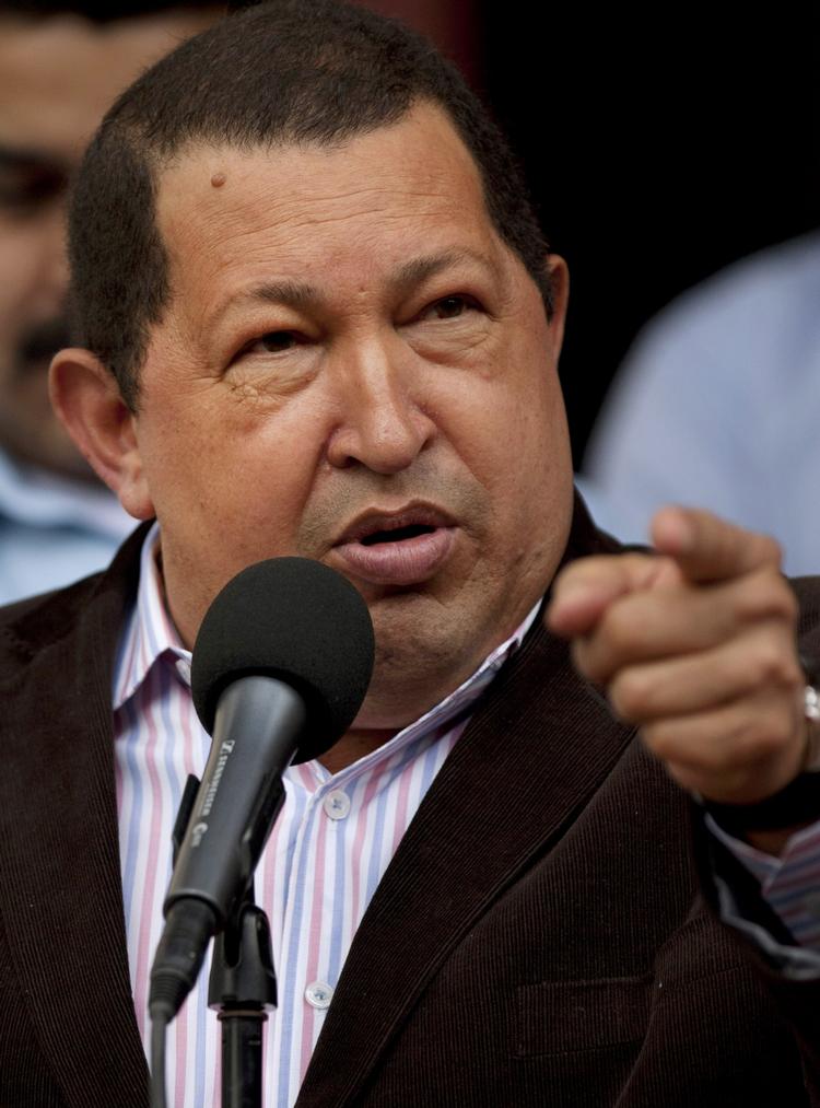 Videnskab. Hugo Chavez er af den overbevisning, at amerikanerne kan påtvinge kræft på sydamerikanske ledere. Nu skal han selv opereres igen. 