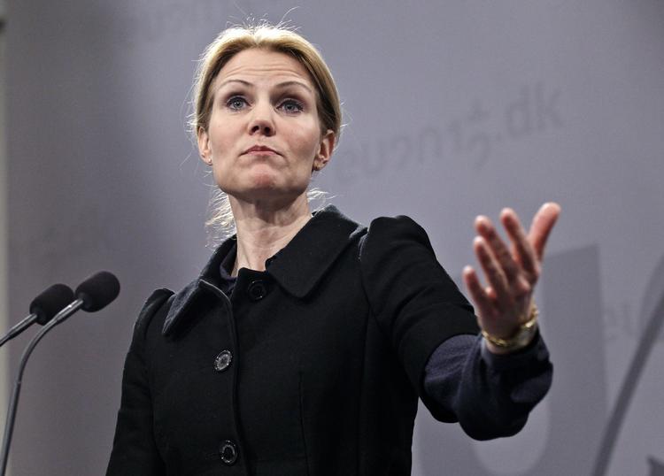 TRÆNGSEL. Flere medier skriver, at regeringen dropper den meget omdiskuterede betalingsring. Thorning virker omtumlet, mener kommentatorer. 