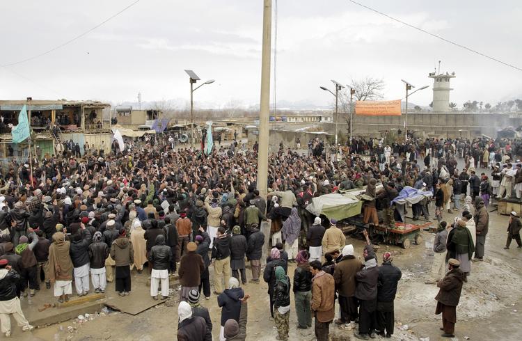 vrede. Omkring 2.000 rasende mennesker samlede sig i går (billedet) foran Bagram-basen. I dag fortsætter urolighederne. 