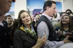 Ombejlet. Rick Santorum og hans hustru Karen på kampagnetur i Steubenville, Ohio, mandag. De seneste døgn thar Santorum tiltrukket sig stor opmærksomhed landet over, efter at han i meningsmålinger har lagt sig klart i spidsen over feltet af republikanske præsidentkandidater. AP. 
