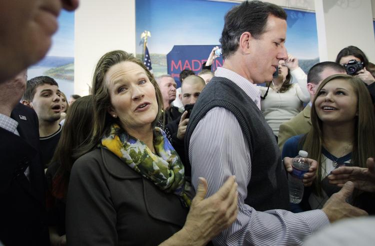Ombejlet. Rick Santorum og hans hustru Karen på kampagnetur i Steubenville, Ohio, mandag. De seneste døgn thar Santorum tiltrukket sig stor opmærksomhed landet over, efter at han i meningsmålinger har lagt sig klart i spidsen over feltet af republikanske præsidentkandidater. AP. 