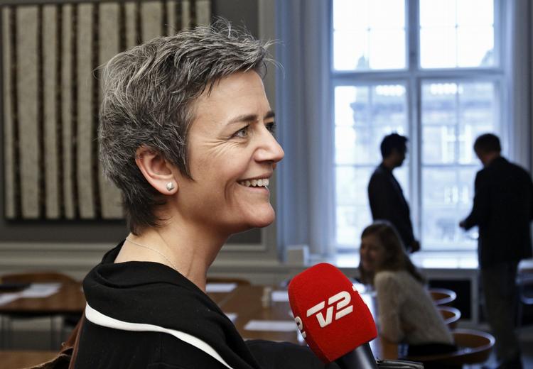 Afskedssalut. Det har ikke været svært for Margrethe Vestager (R) at sige farvel til betalingsringen. 