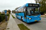 Hvis regeringens halve milliard bliver fordelt efter befolkningstal, vil samtlige billetpriser hos Midttrafik blive sænket med 20 procent. Så kommer en enkelt voksenbillet til at falde fra 20 kroner til 15 kroner og et to zoners klippekort vil falde fra 130 til 104 kroner. 