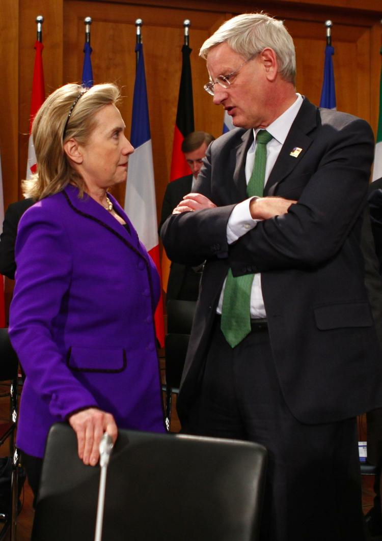 VENNER? Wikileaks antyder, at Sveriges udenrigsminister Carl Bildt har et mere end godt forhold til Hillary Clinton og USA. 