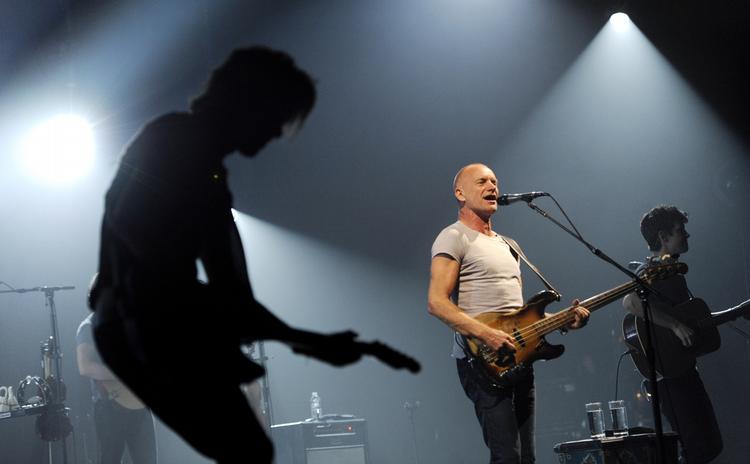 Stort set alle kunstnere kan findes og streames frit fra Groovesharks gemmer. Her er det Sting på hans "Back to Bass" tour i Los Angeles. 