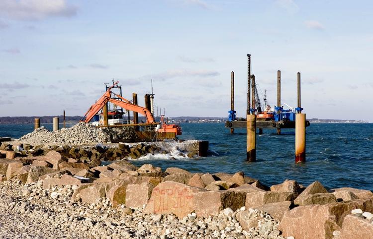 Byggeri. Nordhavnen er ved at blive forvandlet fra et øde industri- og fiskerområde til en byggeplads. 18 ton jord skal fyldes i havet for at skabe ny byggegrund. 