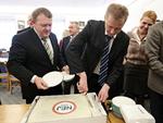 FEJRING. Stemningen var høj ved Venstres gruppemøde i dag. Lars Løkke Rasmussen (tv) havde kage med og Martin Geertsen skar for. 