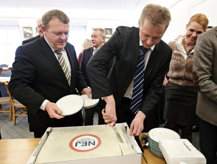 FEJRING. Stemningen var høj ved Venstres gruppemøde i dag. Lars Løkke Rasmussen (tv) havde kage med og Martin Geertsen skar for. 