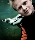 Filminstruktør.  Komikeren og skuespilleren Jonatan Spang går nu nye veje.  Til efteåret kommer han med en film, som han selv har instrueret. 