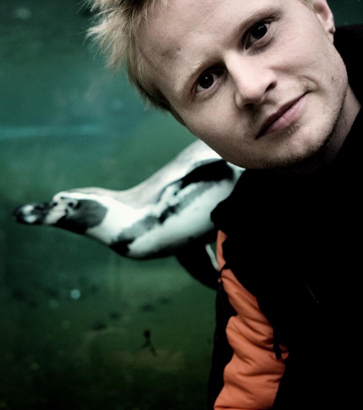 Filminstruktør.  Komikeren og skuespilleren Jonatan Spang går nu nye veje.  Til efteåret kommer han med en film, som han selv har instrueret. 
