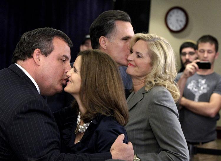 Nødløsning. New Jerseys guvernør, Chris Christie (tv.) og Mitt Romney kysser deres koner, efter at Christie i oktober sidste år netop har offentliggjort, at han anbefaler Romney som Republikanernes præsidentkandidat. Nu presses Christie til selv at træde ind, hvis Romney fejler. AP. 