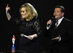 Dramaqueen. Adele blev så fornærmet over at blive afbrudt i sin takketale af værten James Corden (t.h.), at hun gav fingeren til showet. 