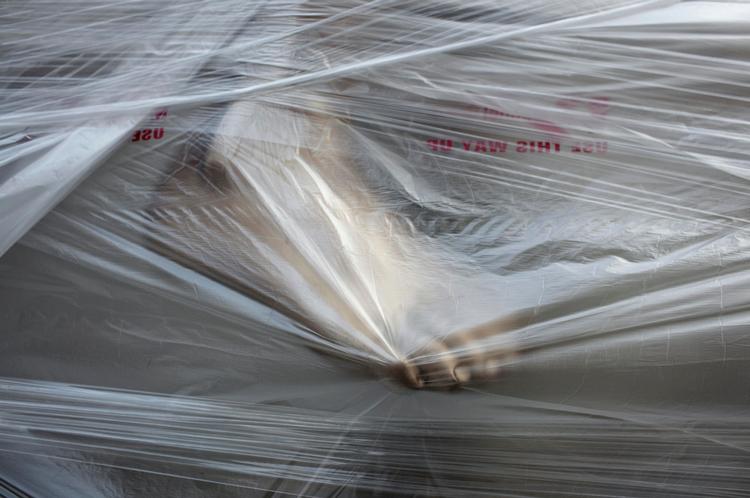 London. Kunstnerduoen Elmgreen &amp; Dragsets nye værk, der i billedet er gemt under plastik, bliver afsløret i dag. 