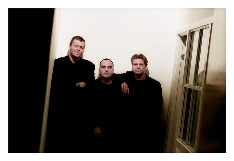 Højesteret.  Miki Mistrati (midten) og Søren Steen Jespersen (t.h.) skal nu for højesteret.  De to ses her ved stiftelsen af Bastard Film sammen med medstifter Thomas Stokholm Vorf (t.v.), som ikke er involveret i sagen. 