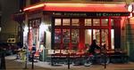 Lokalt.  Le Chaland er en lille fin restaurant med stamkunder i baren og franske radiostemmer i baggrunden. 