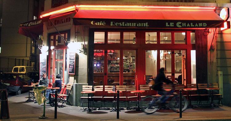 Lokalt.  Le Chaland er en lille fin restaurant med stamkunder i baren og franske radiostemmer i baggrunden. 
