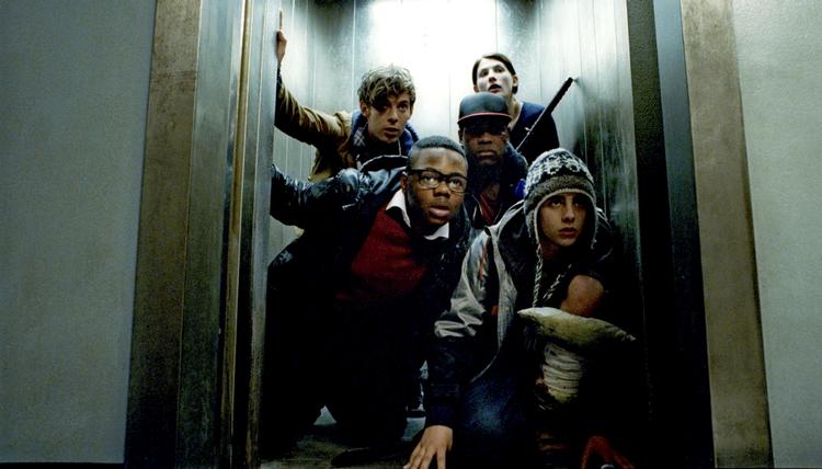 SCI-FI. Vattede rumvæsner lander mellem hamprøg og blå blink og snart begynder en hidsig jagt i boligblokken i Joe Cornishs 'Attack the Block'. 