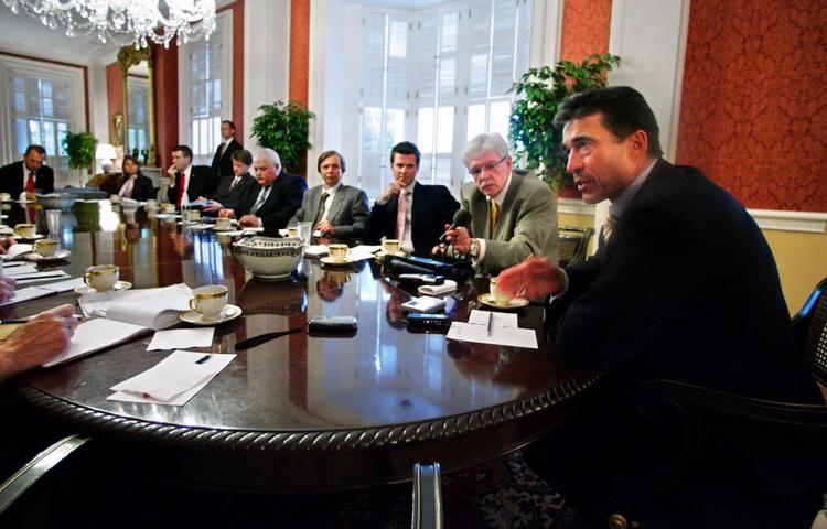 Gæstebolig. Anders Fogh Rasmussen (S) boede ligesom Helle Thorning-Schmidt (S) i Blair House, da han besøgte den amerikanske præsident. Her ses han i et af boligens konferencelokaler. 