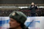 Valgkamp. Putin er dukket på et stadion i Moskva, hvor 100.000 russere er samlet for at vise deres støtte til hans valgkamp. 