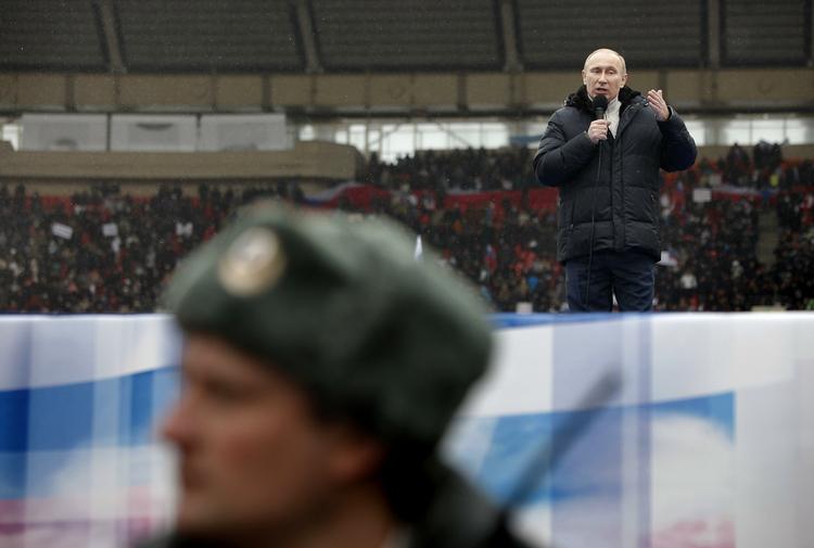 Valgkamp. Putin er dukket på et stadion i Moskva, hvor 100.000 russere er samlet for at vise deres støtte til hans valgkamp. 