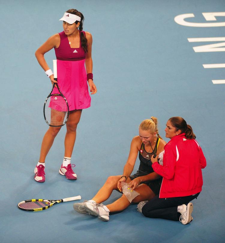 knæskade. Da Ana Ivanovic og Caroline Wozniacki senest mødte hinanden i 2010 blev danskeren knæskadet, men hun kom op igen og vandt både kampen, turneringen og førstepladsen på verdensranglisten. 