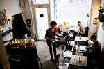 Hygge. Lesbisk Kaffe er mest som at træde ind hos farmor: rart og hjemligt. 