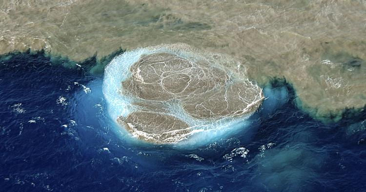 VULKANUDBRUD. Den 10. oktober sidste år meldte en undersøisk vulkan sin ankomst midt i marinereservatet ud for fiskerbyen La Restinga på den kanariske ø El Hierros sydligste spids. 