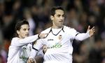 Spanskrør. Valencias Jonas Goncalves (th) og Pablo Daniel Piatti fejrer efter kampens eneste scoring. 