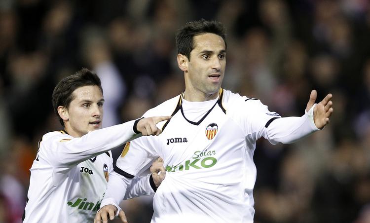 Spanskrør. Valencias Jonas Goncalves (th) og Pablo Daniel Piatti fejrer efter kampens eneste scoring. 