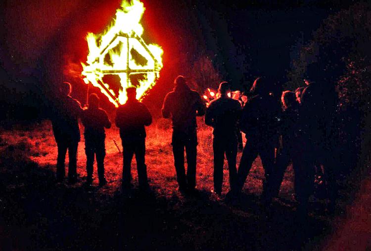 Solkors. Et kors i flammer under et ORG-arrangement i 2003. Det giver associationer til yderligtgående bevægelser, men afbrændingen skete som et led i et foredrag om middelalderen, har ORG forklaret. 