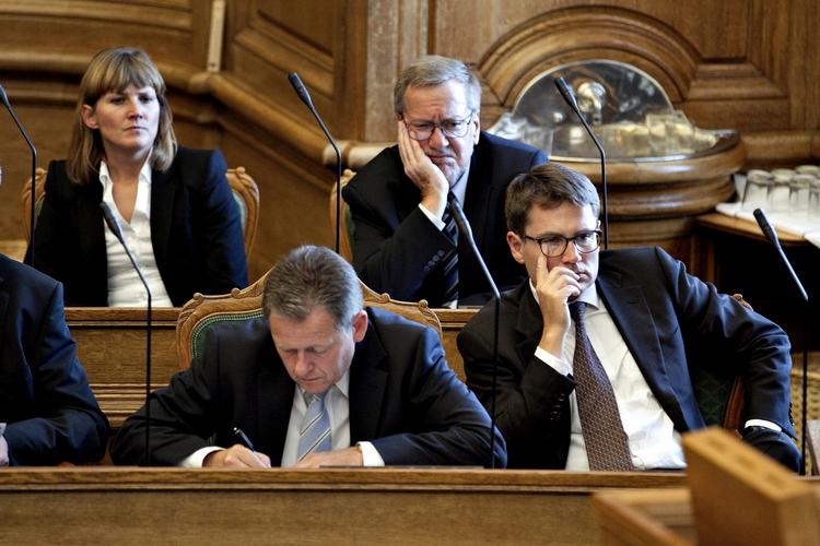 taburetter. I dag har de konservative otte mandater i Folketinget. Ifølge en ny måling må de nøjes med seks mandater, hvis der var valg i dag. Her er det medlemmerne Benedikte Kiær, Per Stig Møller, Lars Barfoed og Brian Mikkelsen. 