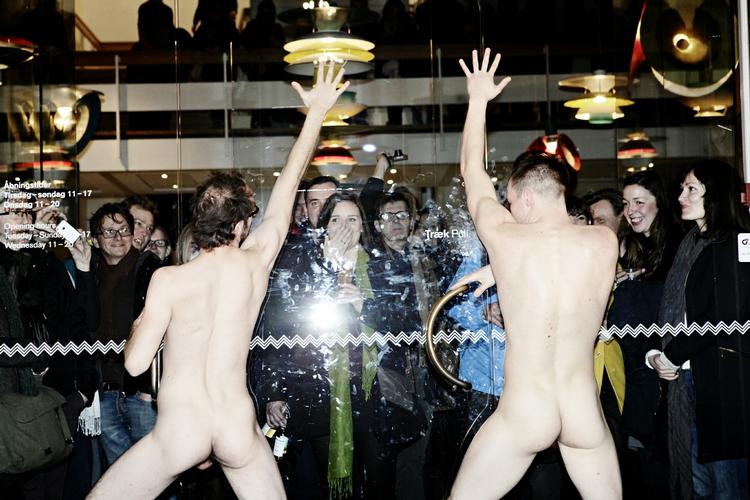Knaldekunst. Her til aften havde 'The Humping Pact' sex med Charlottenborg til åbningen af deres forårsudstilling. 