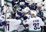Massehyldest. Et sted i klumpen befinder Vancouvers to helte i sejren over Detroit sig: Straffeslagsskytten Alex Burrows og målmanden Roberto Luongo. 