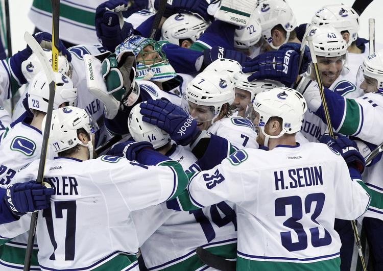Massehyldest. Et sted i klumpen befinder Vancouvers to helte i sejren over Detroit sig: Straffeslagsskytten Alex Burrows og målmanden Roberto Luongo. 