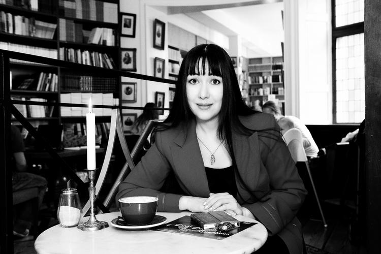 kunststøtte. Dina Yafasova fra Usbekistan har boet i Danmark siden 2001 og fik i fjor afslag på et arbejdslegat fra kunstfonden, fordi hun skriver på russisk. 