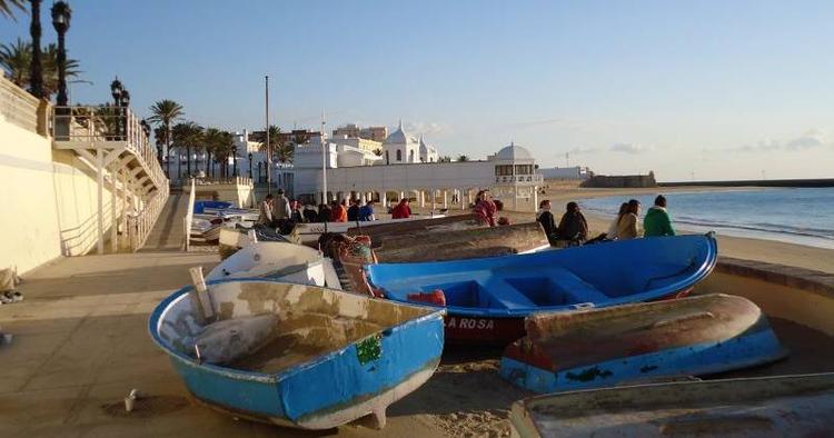 La Caleta med den hvide badeanstalt. 