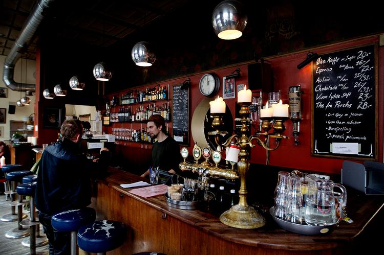 stemning. Café Bang &amp; Jensen er beliggende i det gamle apotek, men der er nu ellers ikke megen pilletrillerstemning tilbage. Det summer derimod af god stemning. 