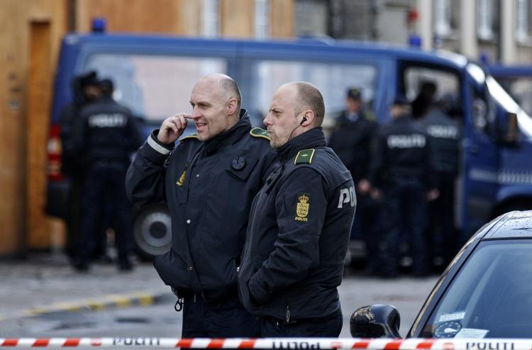 Afspærring. Stort politiopbud ved Østre Landsret, hvor knive og en økse blev fundet i forbindelse med en bandesag. 