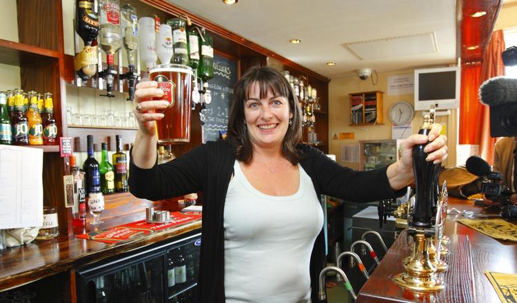 FODBOLDSEJR. Karen Murphy vandt retten til at importere dekoderkort til en græsk tv-station, der viser Premier League-kampe. 