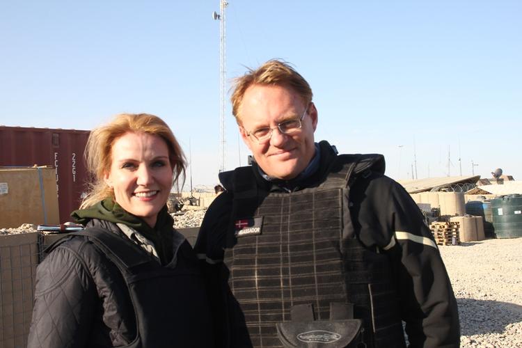 LOCKDOWN. Den danske ambassadør i Afghanistan, René Dinesen, og hans ansatte befinder sig bag låste døre efter de seneste par dages uroligheder i landet. Fotoet er taget under et besøg af statsminister Helle Thorning-Schmidt. 