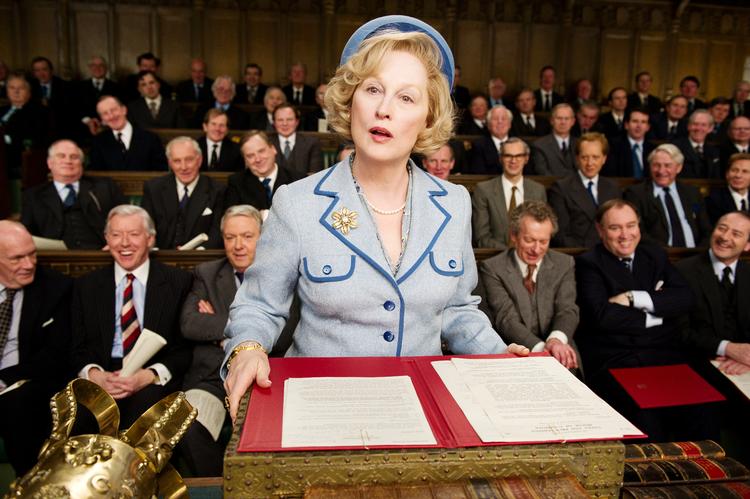 Ukuelig. Margaret Thatcher brød frem i en mandeverden og måtte tåle spot og spe i underhuset - for sit køn og sin skingre stemme. Da hun gik efter lederposten i det konservative parti, fik hun stemmetræning og ny frisure for at virke som en leder.