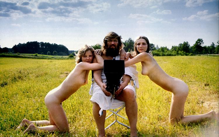 Furore. I 1984 gik skabte nu afdøde Jens Jørgen Thorsen opsigt med sit vægmaleri, hvor Jesus blev vist med med erigeret lem. Her er kunsteren foreviget i anden sammenhæng. 