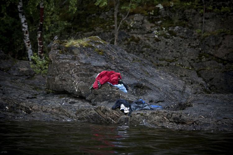 MASSAKRE. Efterladt tøj ved bredden af Utøya efter Breiviks massedrab på deltagere i ungdomspolitisk sommerlejr. 