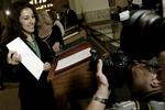 politiker. Yildiz Akdogan underskriver grundloven på sin første arbejdsdag som folkevalgt for Socialdemokraterne i 2007. 