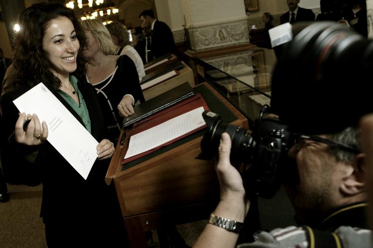 politiker. Yildiz Akdogan underskriver grundloven på sin første arbejdsdag som folkevalgt for Socialdemokraterne i 2007. 
