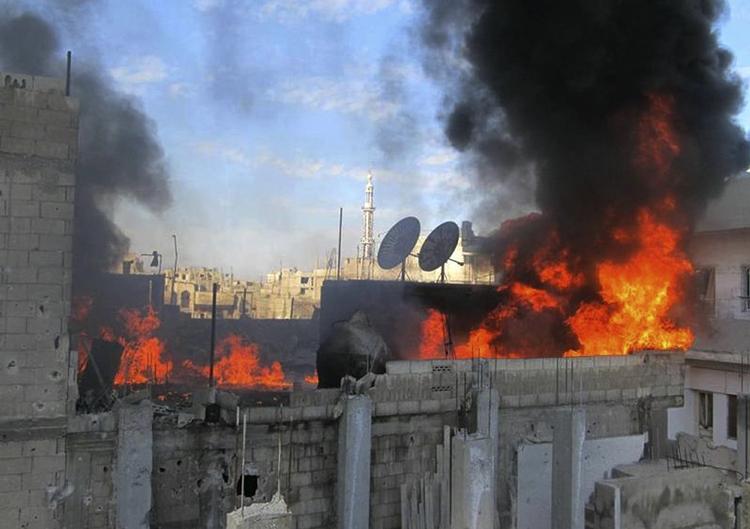 Homs. 22 mennesker er dræbt i løbet af dagen i Syrien. Her er det byen Homs, der i går var under bombardement fra Assad-styrets tropper. 