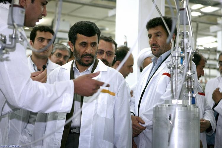 Atomstrid. Irans præsident Mahmoud Ahmadinejad på besøg på et atomanlæg. USA mener ikke, at Irans atomprogram har et fredeligt formål. 