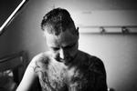 Sygdom. Mads Blume Jakobsgaard, 42 år, er kommet slemt til skade ved et cykelstyrt. Hans familie i Danmark har gennem en måned forsøgt at få ham overført til danmark, men uden held, fordi de danske og svenske myndigheder skændes om, hvem der skal betale. 